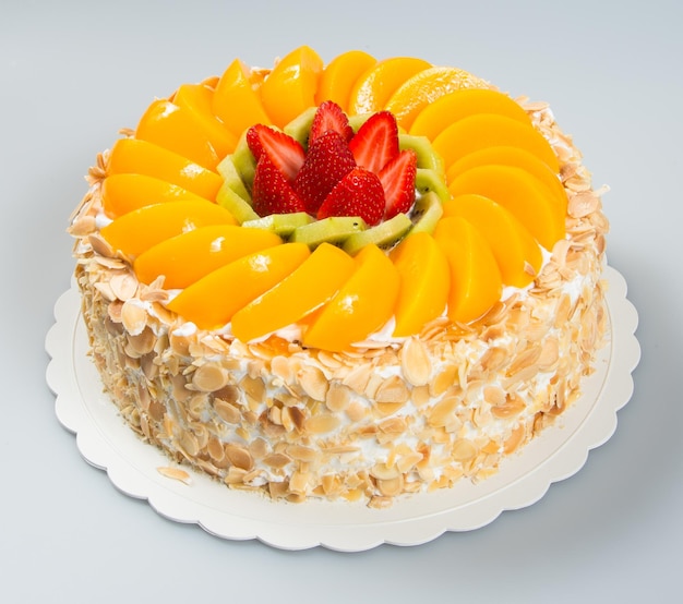 白い背景のケーキのクローズアップ