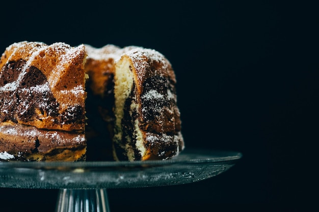 黒い背景のケーキスタンドのケーキのクローズアップ