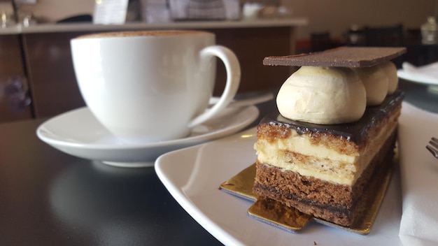 カフェのテーブルで提供されるケーキとコーヒーのクローズアップ