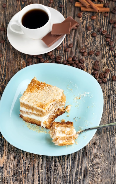 Primo piano sulla torta tagliata a pezzi