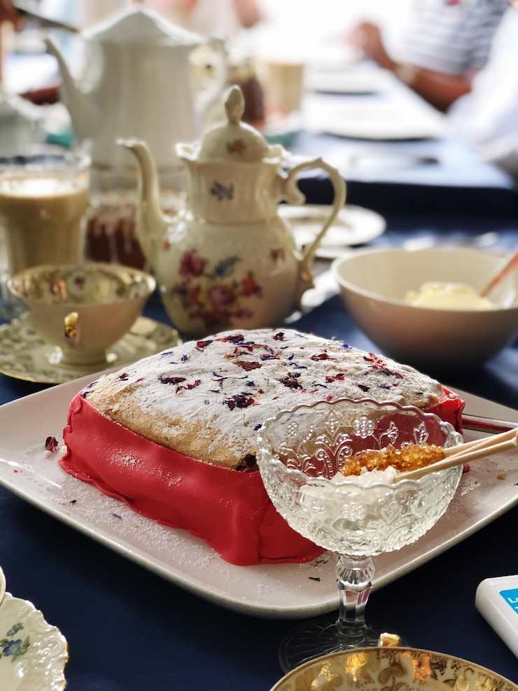Photo 식당 의 테이블 에 있는 접시 에 있는 케이크 의 클로즈업