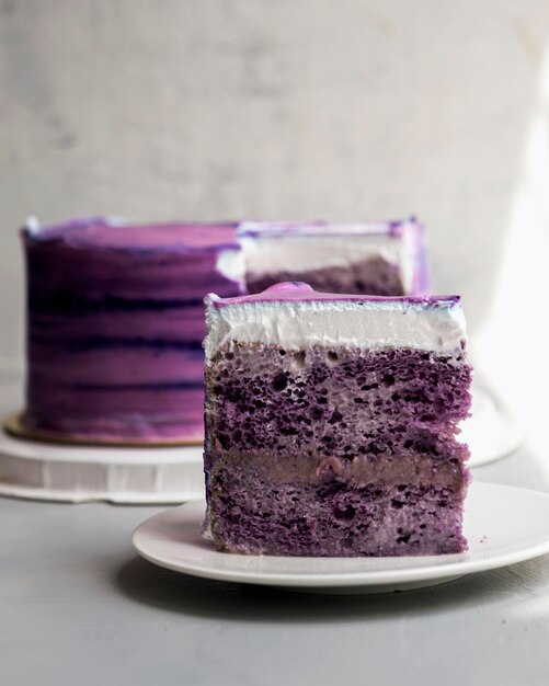 Photo close-up of cake in plate on table