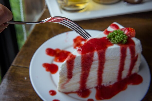 Photo close-up of cake in plate on table