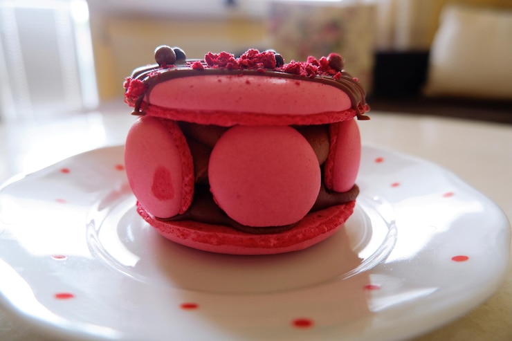 Photo close-up of cake in plate on table