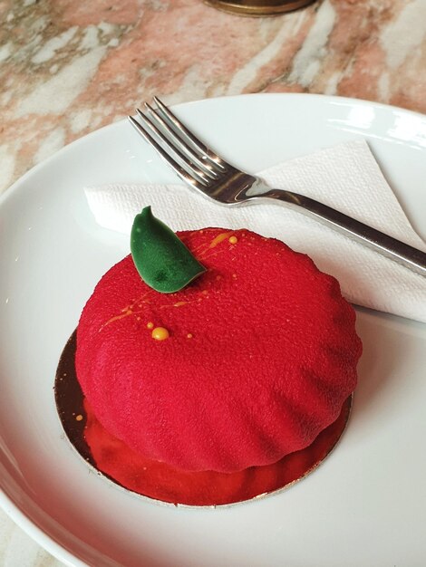 Foto close-up di una torta sul piatto sul tavolo