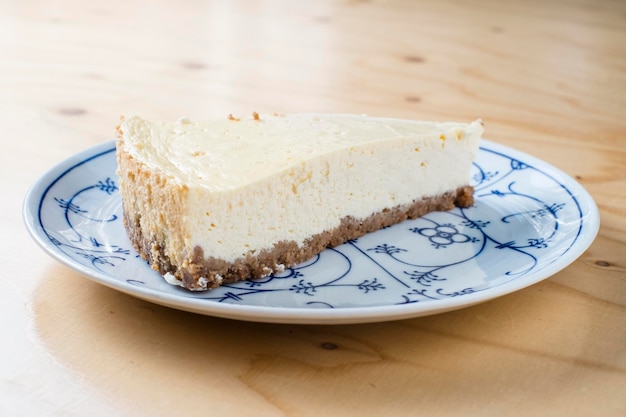 テーブルの上にある皿の中のケーキのクローズアップ