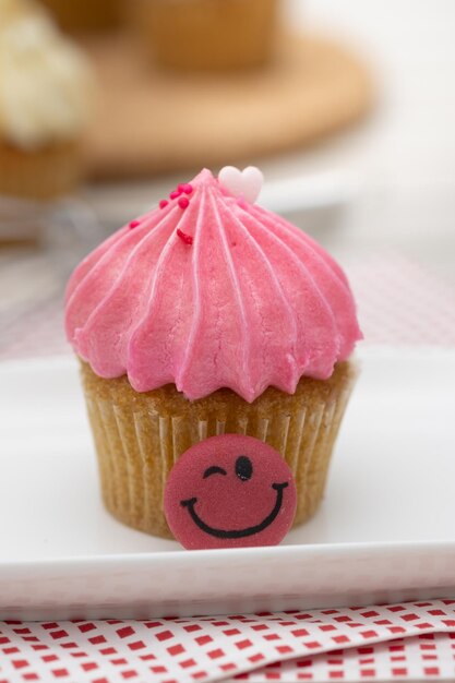 Photo close-up of cake in plate on table