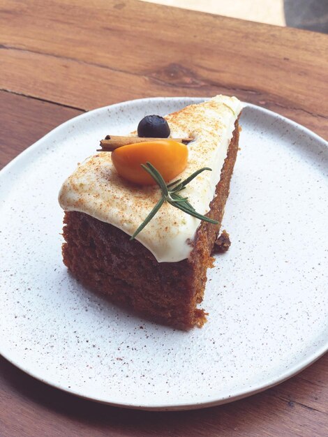 テーブルの上にある皿の中のケーキのクローズアップ