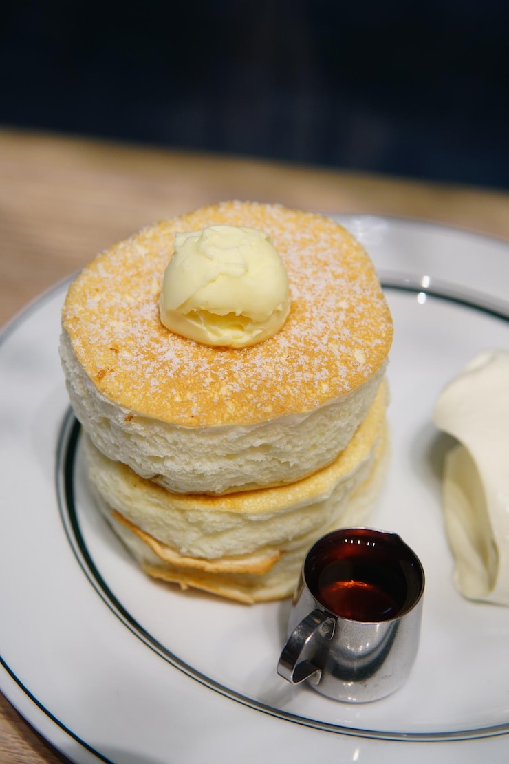 Photo テーブルの上にある皿の中のケーキのクローズアップ