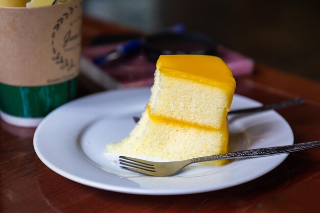 Photo close-up of cake in plate on table