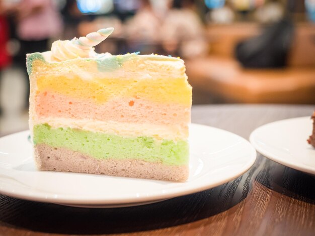 Photo close-up of cake in plate on table