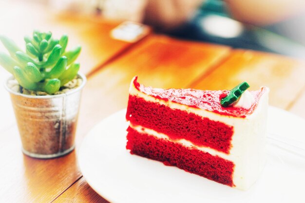 テーブルの上にある皿の中のケーキのクローズアップ