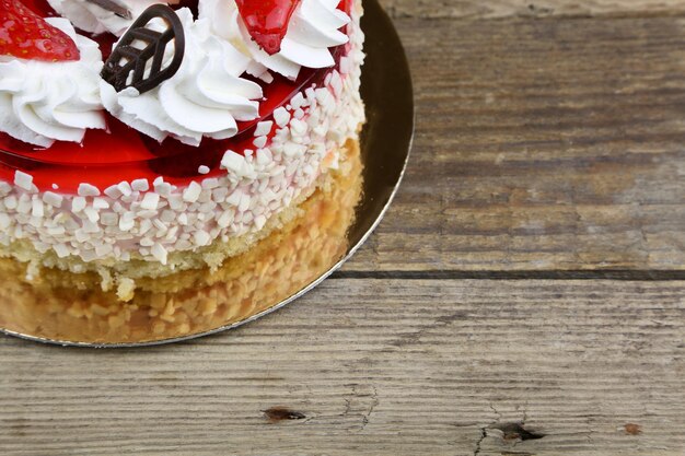 Foto close-up di una torta sul piatto sul tavolo