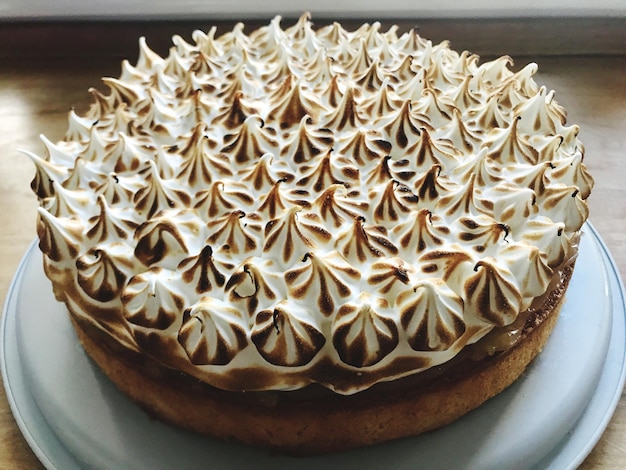 Foto close-up di una torta sul piatto sul tavolo