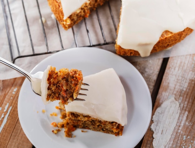 テーブルの上にある皿の中のケーキのクローズアップ