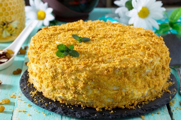 Foto close-up di una torta sul piatto sul tavolo