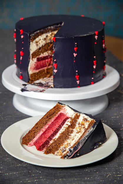 Foto close-up di una torta sul piatto sul tavolo