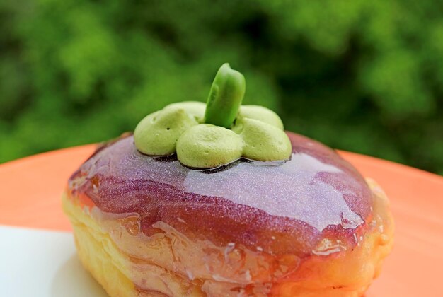 Foto close-up di una torta sul piatto sul tavolo