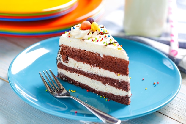 Foto close-up di una torta sul piatto sul tavolo