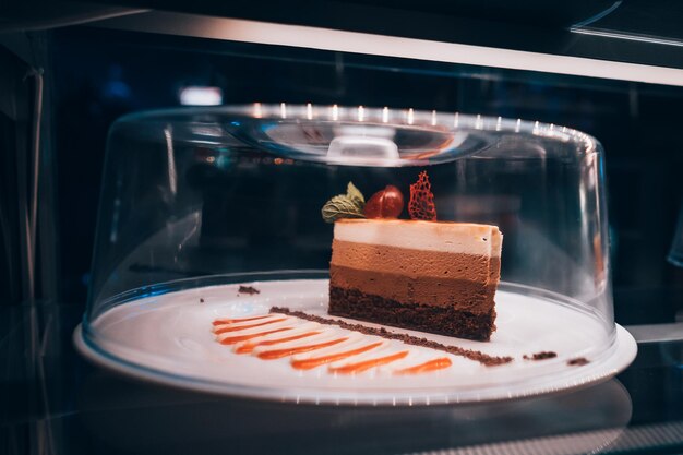 Photo close-up of cake in plate on table