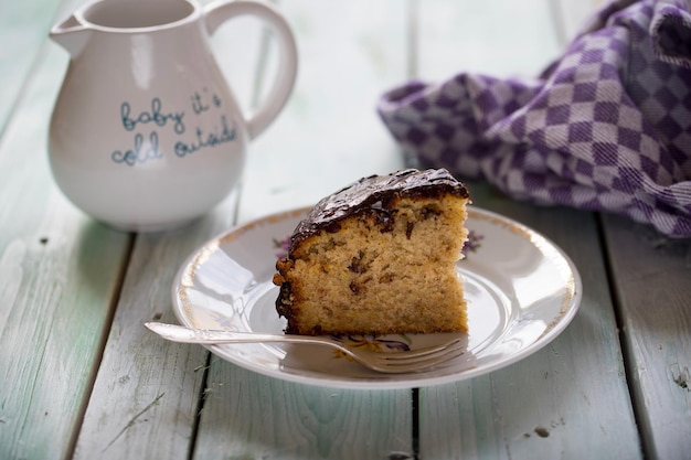 Photo close-up of cake in plate on table