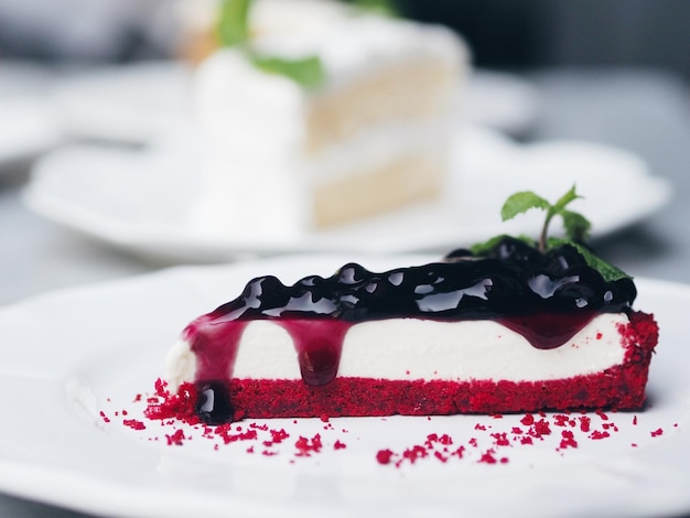 Foto close-up di una torta sul piatto sul tavolo