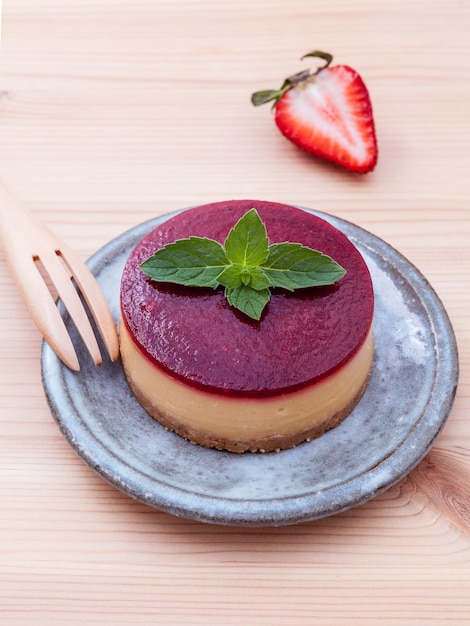 テーブルの上にある皿の中のケーキのクローズアップ