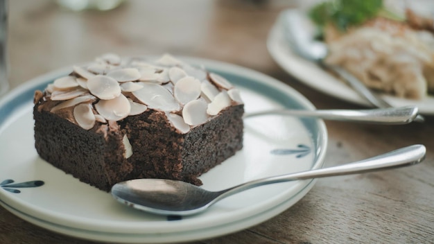 Photo close-up of cake in plate on table