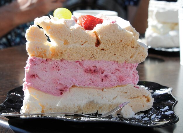 Foto close-up di una torta sul piatto sul tavolo