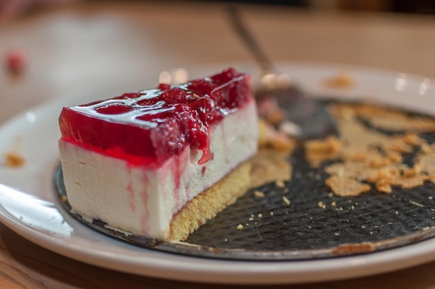 Foto prossimo piano della torta nel piatto