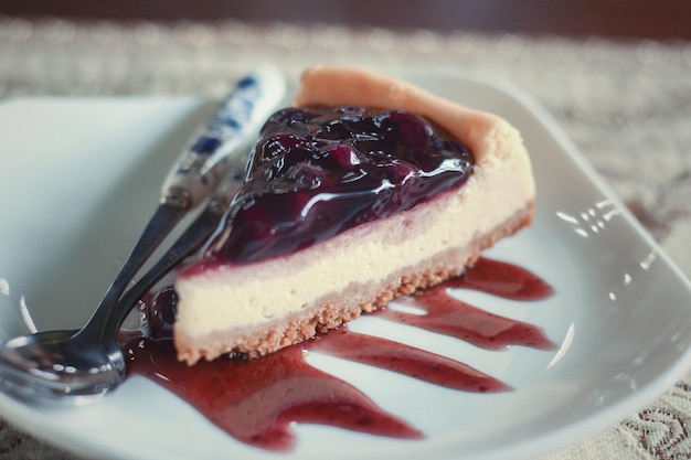 Foto prossimo piano della torta nel piatto