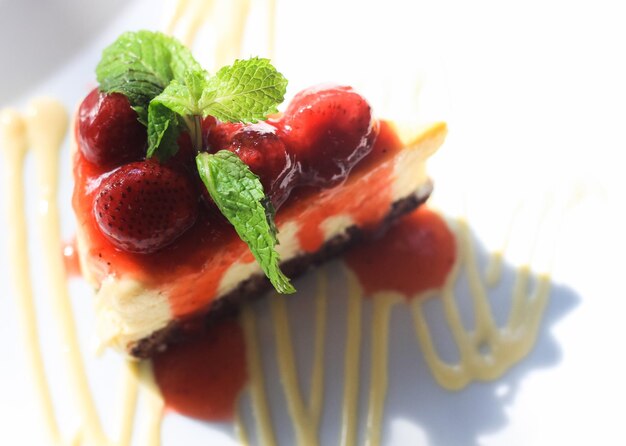 Photo close-up of cake served on plate