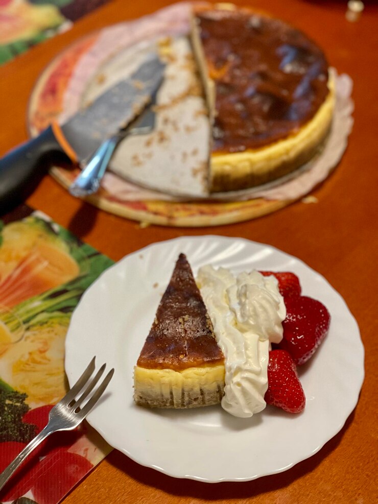 Photo テーブルで提供されるケーキのクローズアップ