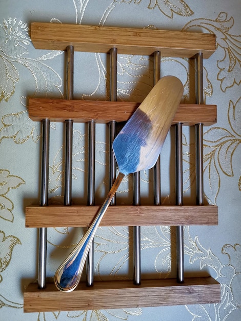 Photo close-up of cake server on metal