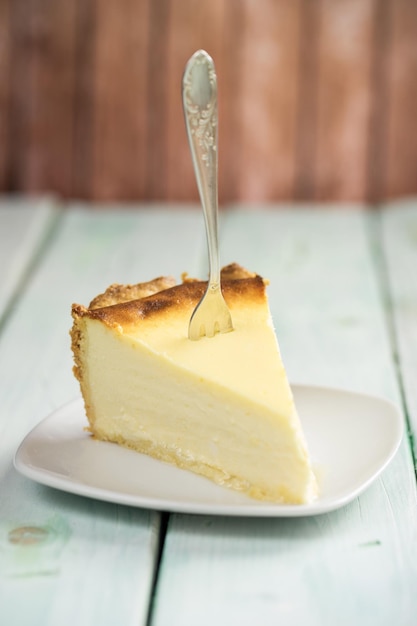 テーブルの上の皿の中のケーキのスライスのクローズアップ