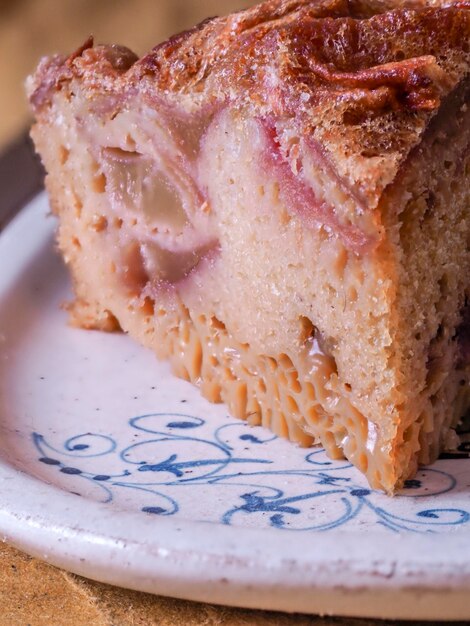 Foto close-up di una fetta di torta nel piatto