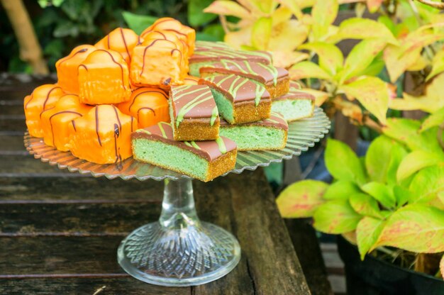 Photo close-up of cake on stand by plants