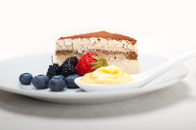 白い背景の上のケーキのクローズ アップ