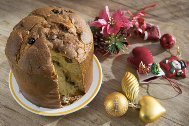 Foto close-up di una torta con la decorazione natalizia sul tavolo