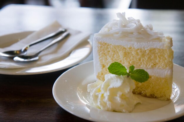 Foto close-up di una torta con il gelato sul piatto