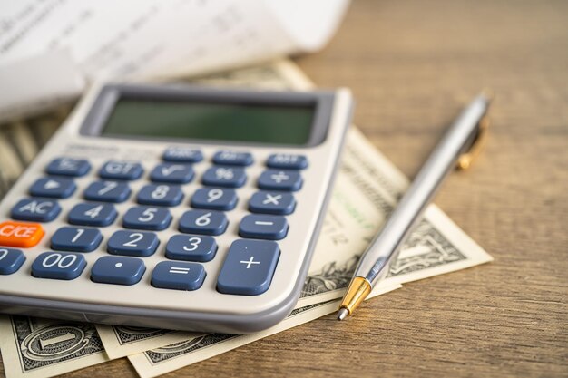 Photo close-up of calculator on table