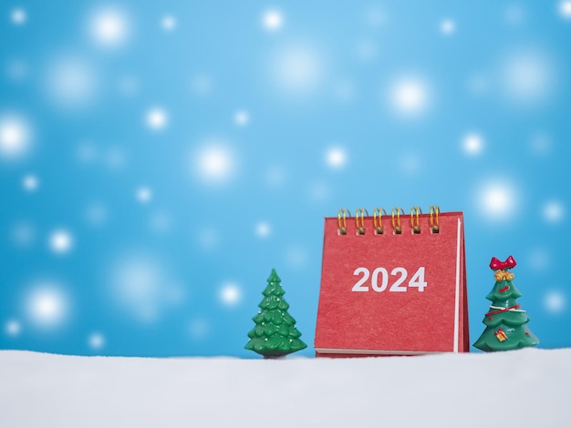 Foto chiudi il calendario e gli alberi di natale con luce brillante per il concetto di capodanno e natale 2024