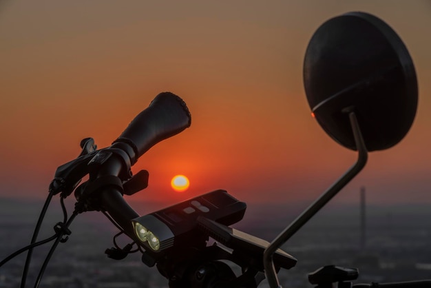 夕暮れの空に向かって自転車のカメラのクローズアップ