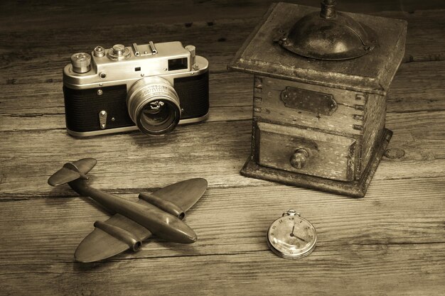 Foto close-up camera en zak horloge op tafel