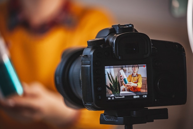 Chiudere lo schermo della fotocamera, la bellezza della donna blogger fa la revisione video