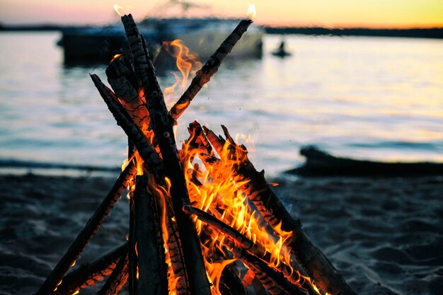 Photo close-up of campfire at beach