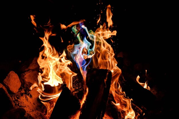 Foto prossimo piano del fuoco di campo durante la notte