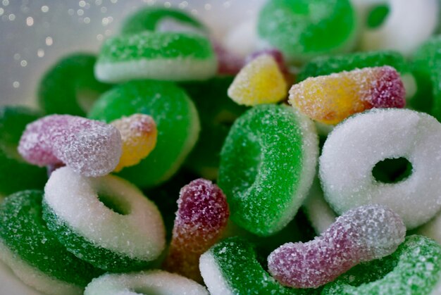 Photo close-up of candies in bowl