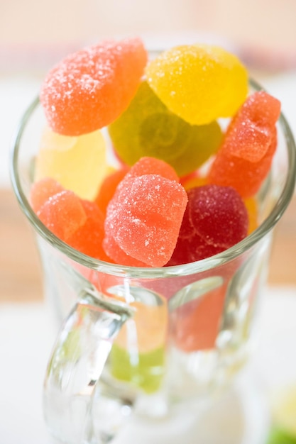 Photo close-up of candies in container on table