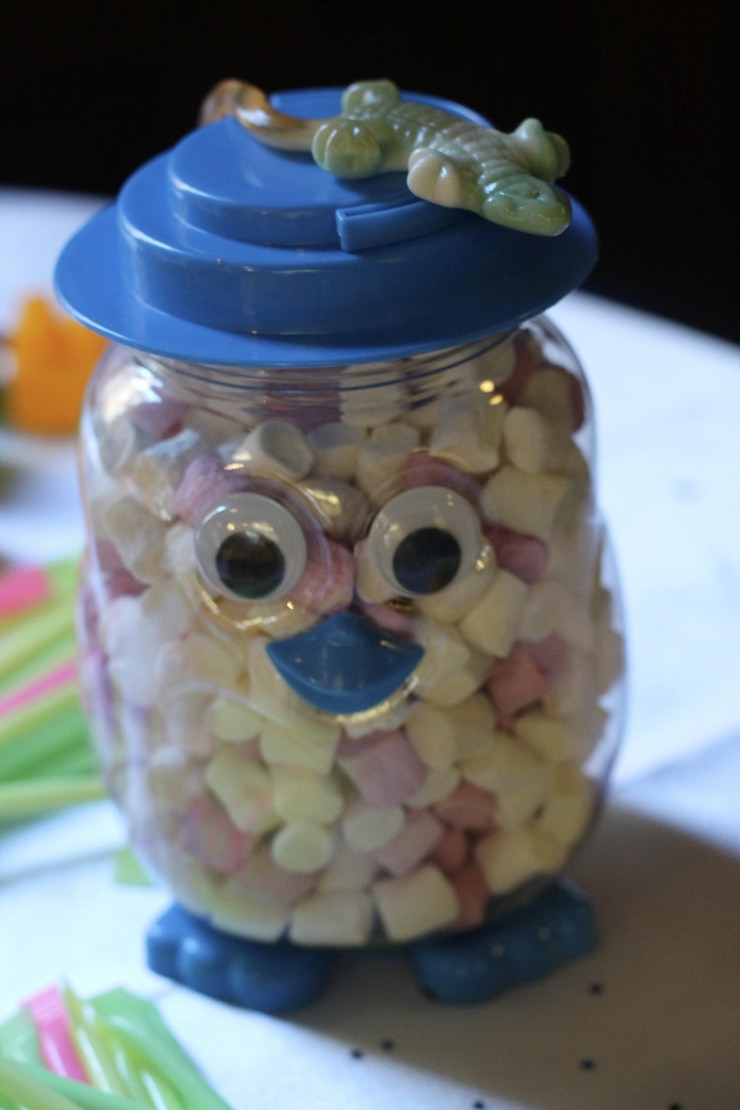 Photo close-up of candies in jar on table